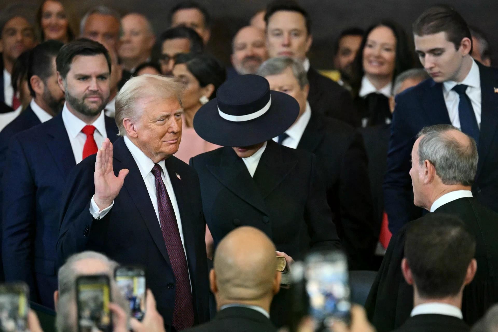 Ông Donald Trump tuyên thệ nhậm chức tổng thống Mỹ thứ 47 tại Điện Capitol Rotunda ở Washington, DC, vào ngày 20/1 (giờ địa phương). Ông Donald Trump tuyên thệ nhậm chức tổng thống Mỹ thứ 47 tại Điện Capitol Rotunda ở Washington, DC, vào ngày 20/1 (giờ địa phương).