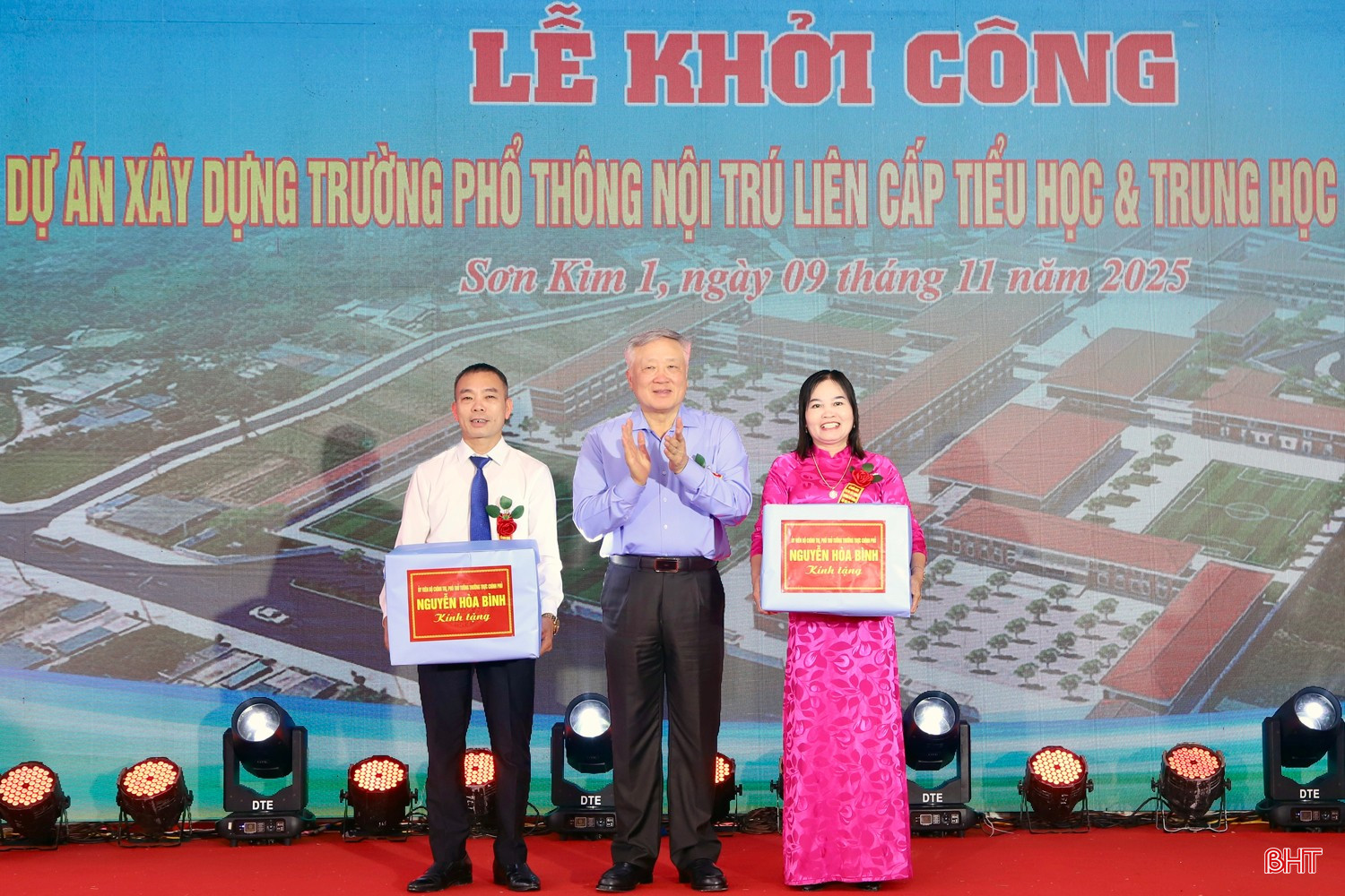 Phó Thủ tướng Thường trực Chính phủ Nguyễn Hòa Bình trao quà cho Trường Tiểu học Sơn Kim 1 và Trường THCS Sơn Kim.