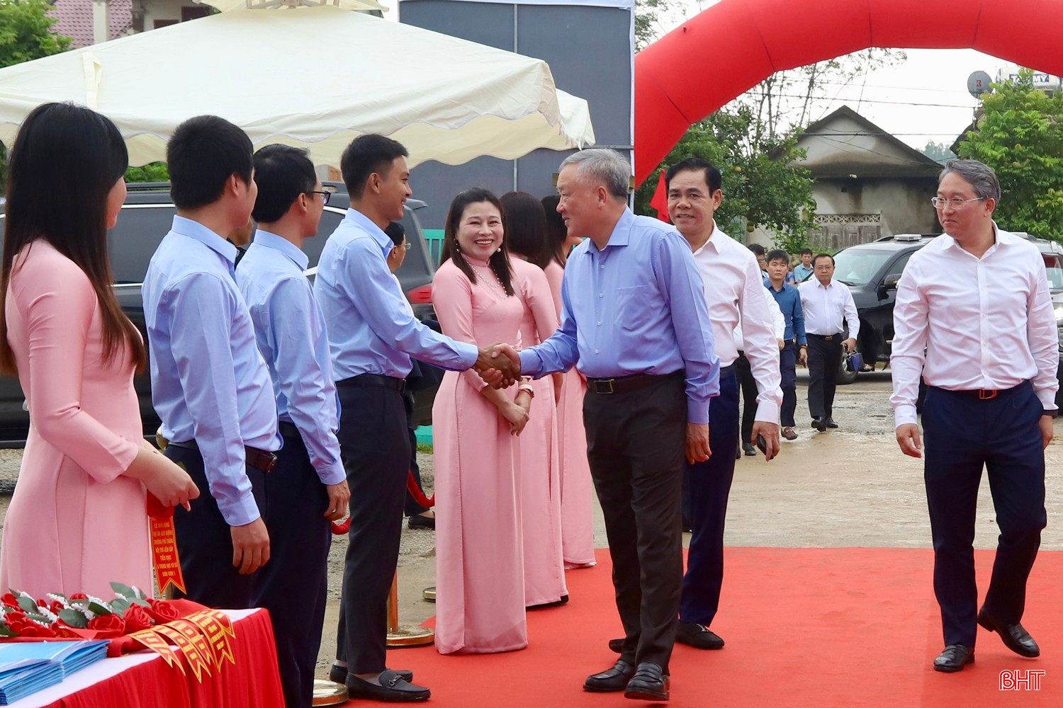 Phó Thủ tướng Thường trực Chính phủ Nguyễn Hòa Bình và Bộ trưởng Bộ Tư pháp Nguyễn Hải Ninh tham dự tại điểm cầu Lễ khởi công Dự án Trường Phổ thông nội trú liên cấp TH&amp;THCS Sơn Kim 1 (xã Sơn Kim 1, tỉnh Hà Tĩnh)