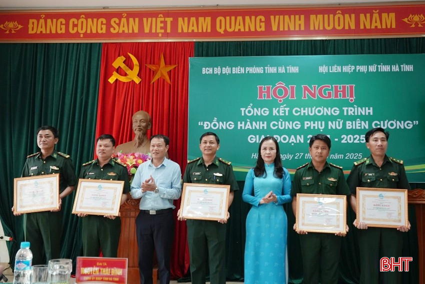 Awarding certificates of merit from the Provincial Women's Union to individuals with outstanding achievements in implementing the program. bqbht_br_thuc-7-5682.jpg