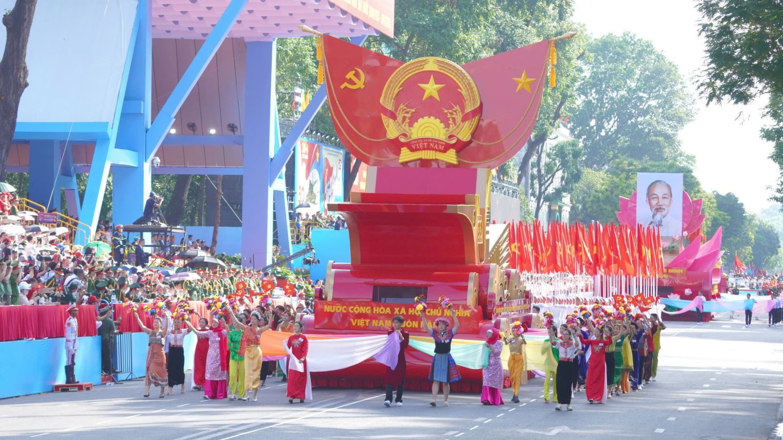 Khối Quốc huy và ảnh Bác Hồ đi qua lễ đài.