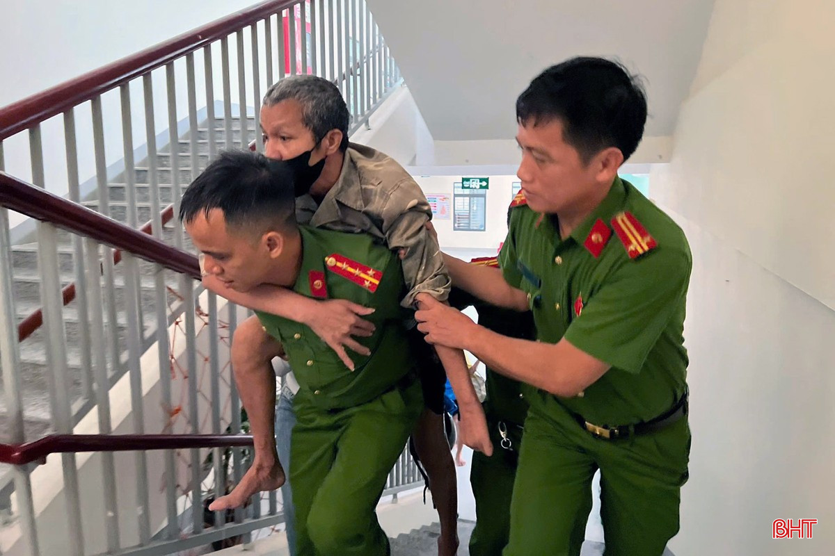 CBCS Công an Hà Tĩnh hỗ trợ người dân di dời tránh trú bão. bqbht_br_555586626-1505872604328892-3271234832144133851-n.jpg
