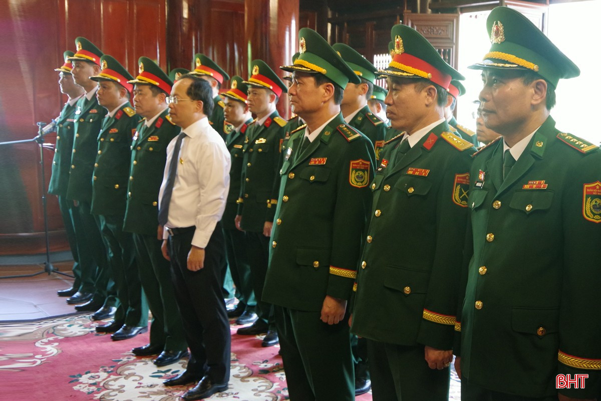 Đoàn dâng hương trước bàn thờ Bác Hồ. bqbht_br_anh-4.jpg