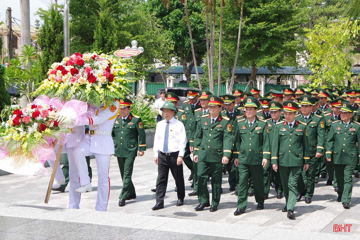Đoàn đại biểu dâng hương, báo công với Chủ tịch Hồ Chí Minh tại Khu lưu niệm Bác Hồ về thăm Hà Tĩnh. bqbht_br_anh-1.jpg