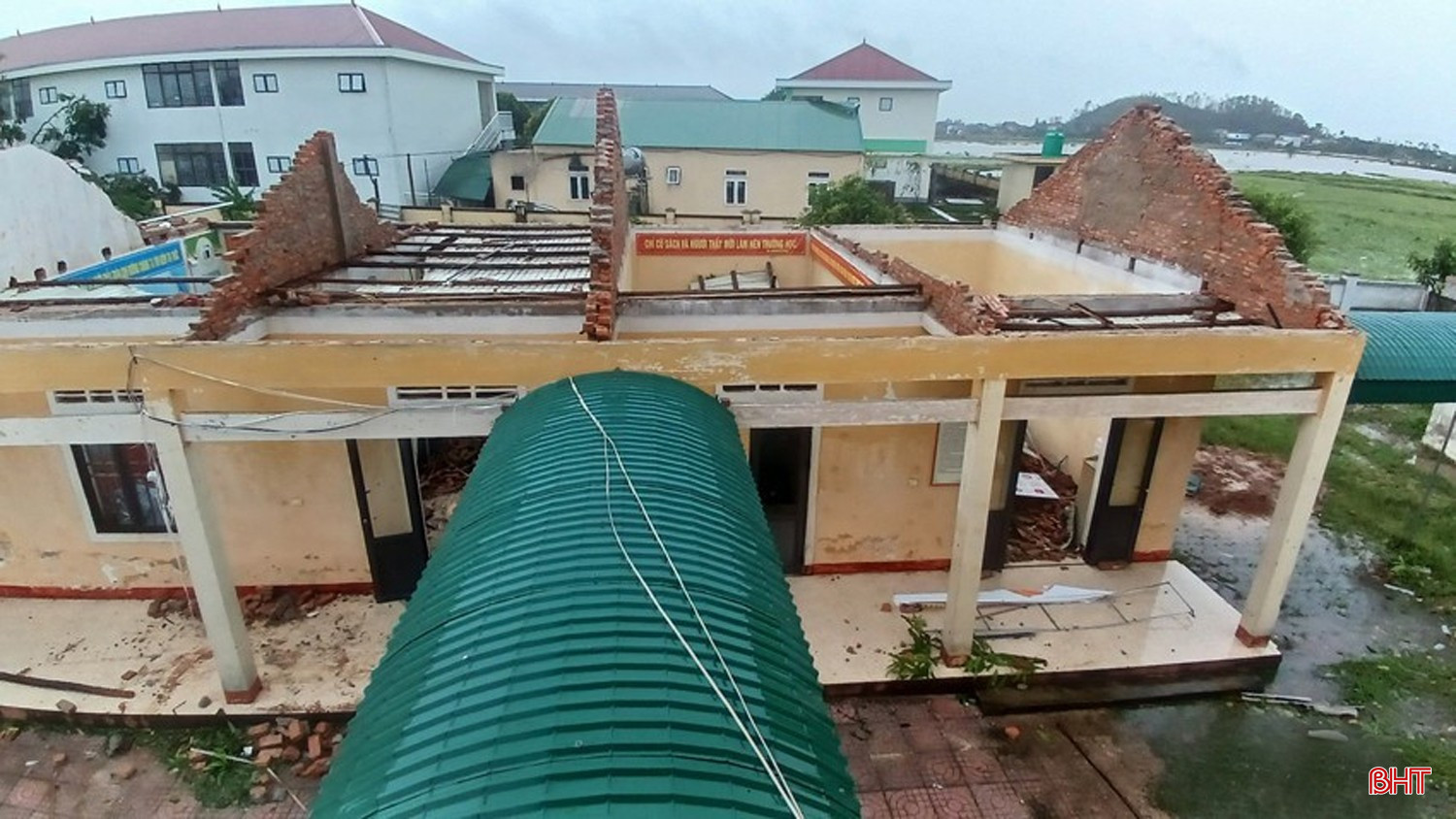Trường THCS Sơn Lộc ở xã Xuân Lộc tan hoang sau bão số 5. bqbht_br_image-1.jpg