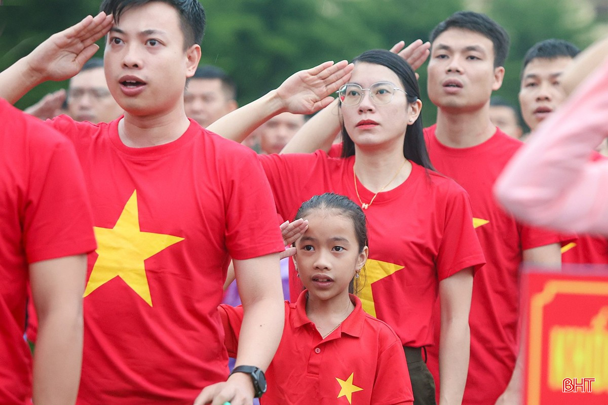 Đông đảo người dân Hà Tĩnh đồng loạt hát Quốc ca và thực hiện hành trình đi bộ toàn quốc “Cùng Việt Nam tiến bước”, ngày 16/8/2025. bqbht_br_image-1.jpg