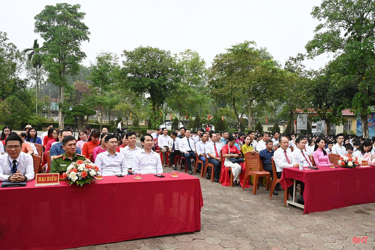 Phó Chủ tịch Thường trực UBND tỉnh Nguyễn Hồng Lĩnh và các đại biểu dự lễ khai giảng tại Trường THPT Hàm Nghi (xã Hương Bình). bqbht_br_23890f3b09068258db17.jpg