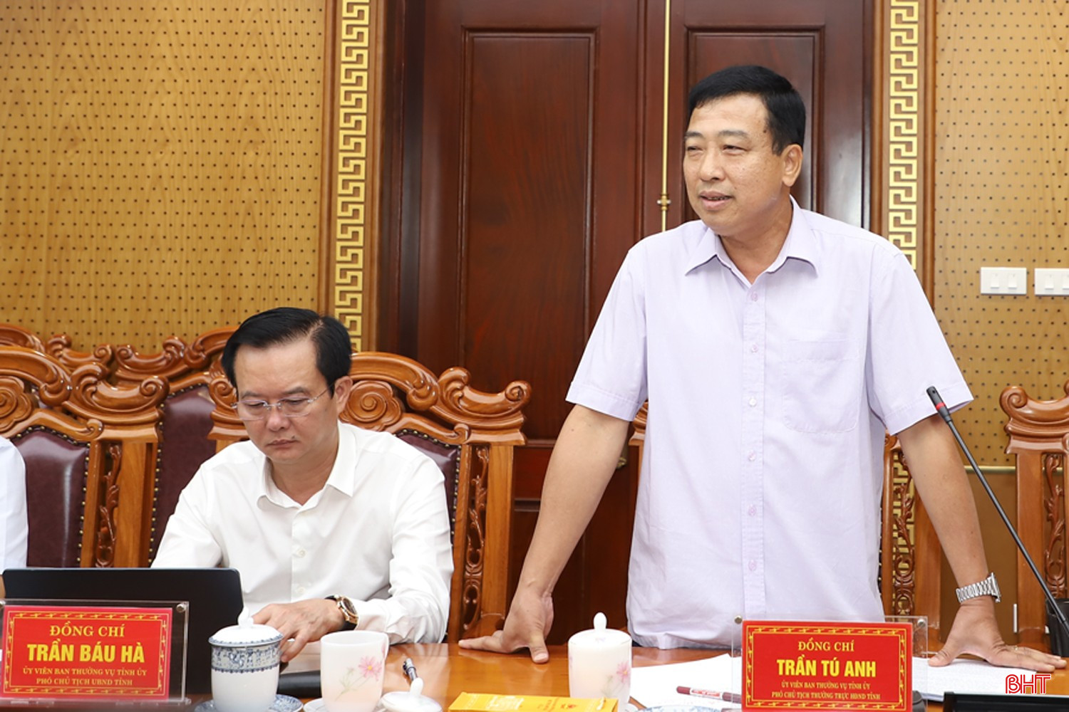 Phó Chủ tịch Thường trực HĐND tỉnh Trần Tú Anh phân tích rõ hơn một số yếu tố tác động đến tăng trưởng kinh tế. bqbht_br_img-9026.jpg