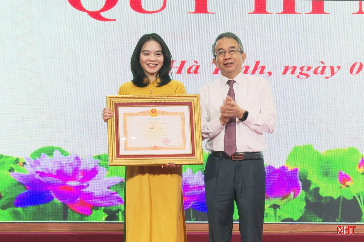 Chủ nhiệm Ủy ban Kiểm tra Tỉnh ủy trao bằng khen của Thủ tướng Chính phủ cho Phòng Nghiệp vụ 2 -Cơ quan Ủy ban kiểm tra Tỉnh ủy. bqbht_br_still0601-00009.jpg