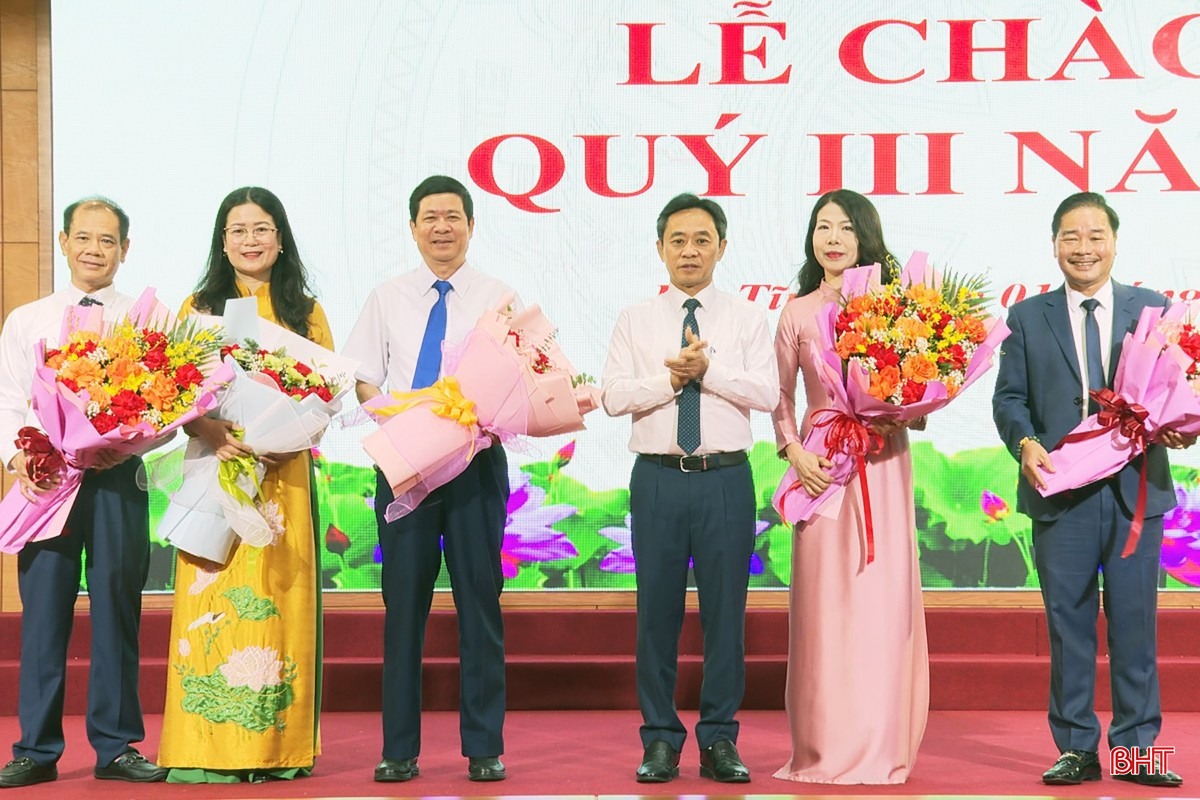 Tặng hoa chia tay các đồng chí nghỉ hưu. bqbht_br_still0601-00016.jpg