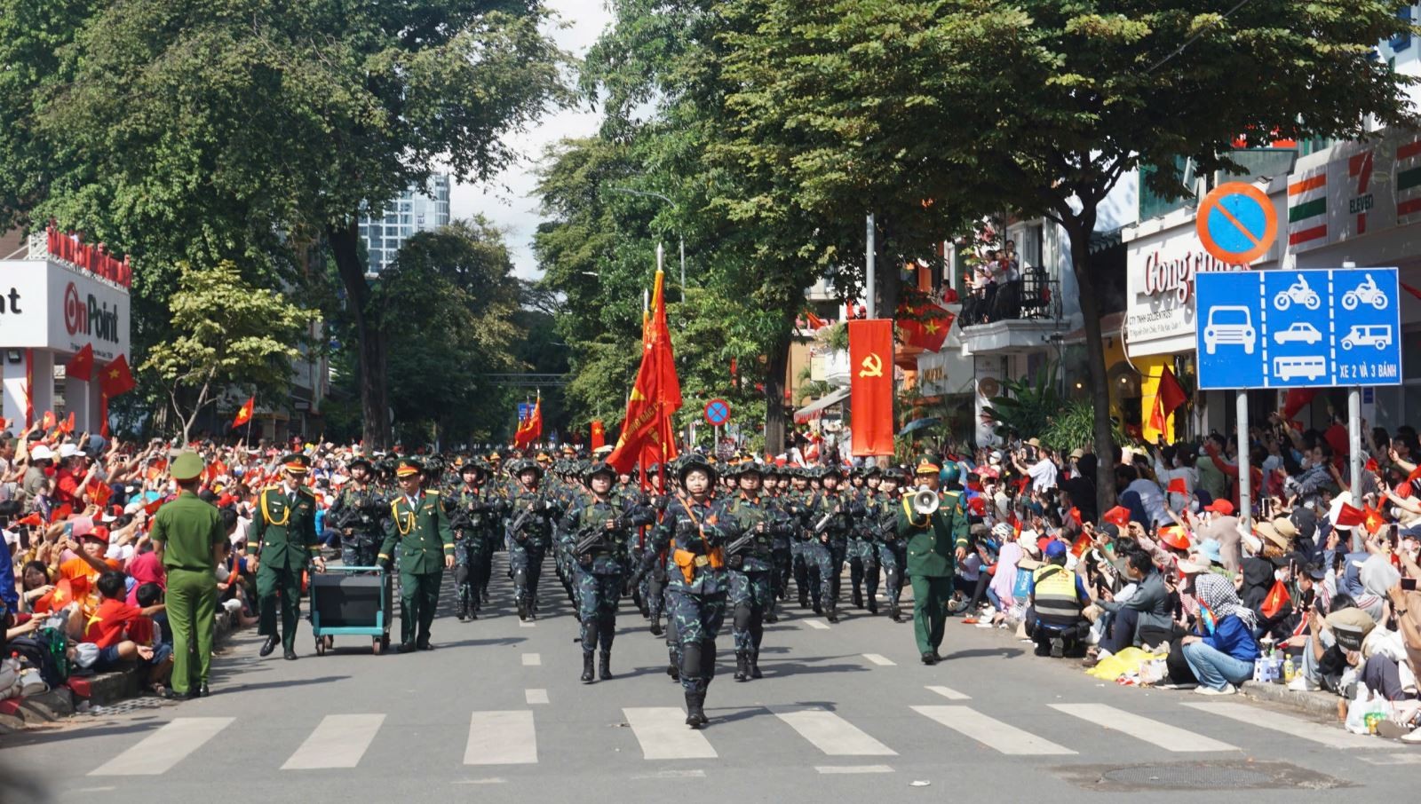 Các lực lượng Quân đội, Công an... đi giữa sự chào đón của người dân hai bên đường sau lễ diễu binh, diễu hành.