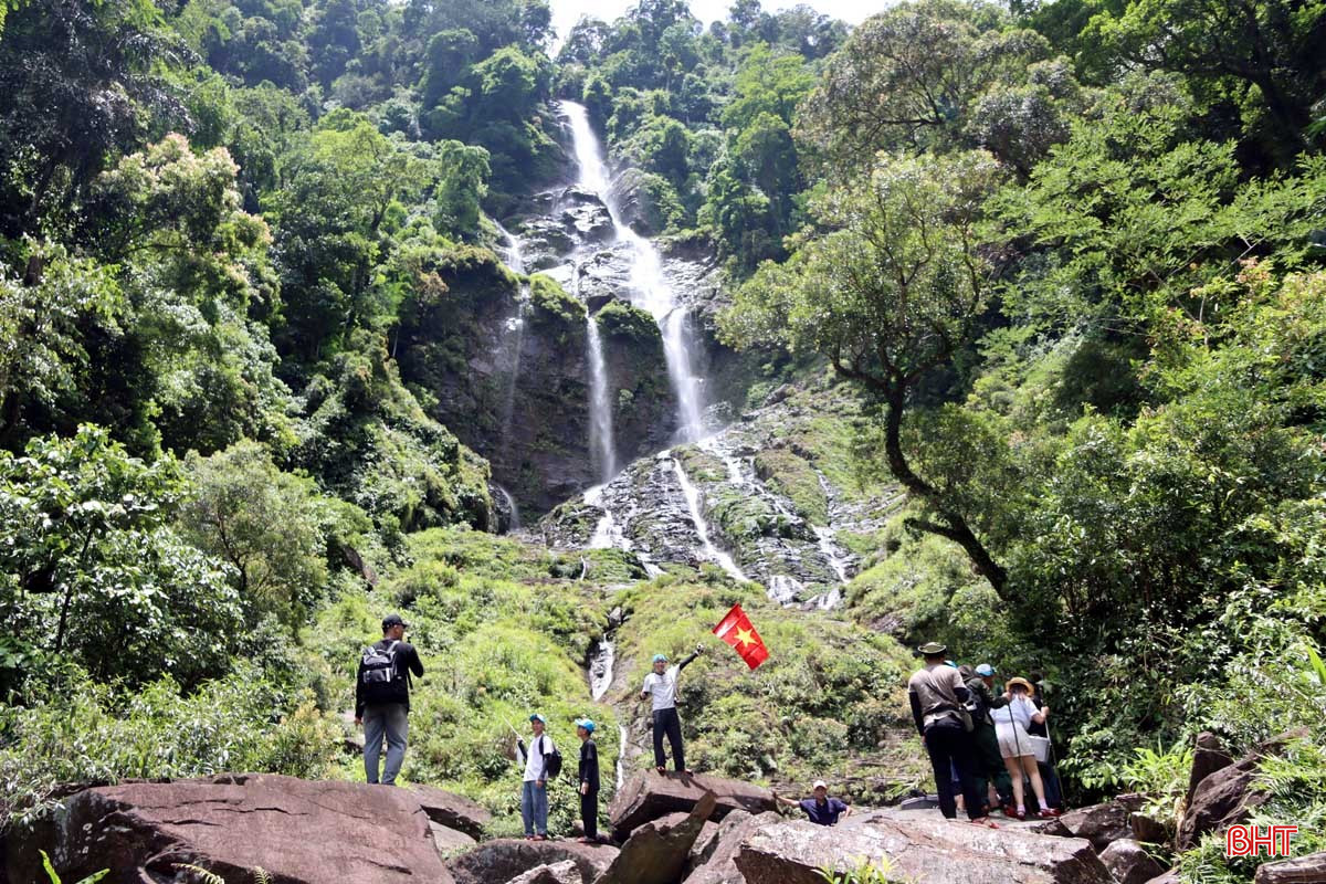 គណៈប្រតិភូបានពិសោធលើផ្លូវទេសចរណ៍ Thac Tien - Song Tiem ដែលជាគំរូទេសចរណ៍សហគមន៍ភូមិ Phu Lam (Huong Khe)។ bqbht_br_thac-tien-ban-phu-lam-xa-huong-khe.jpg