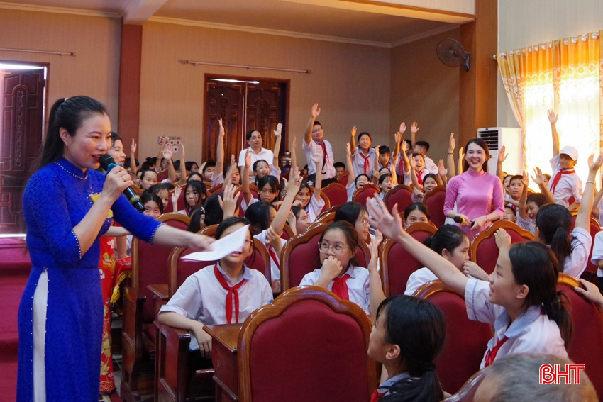 Các em học sinh tham gia trả lời câu hỏi trắc nghiệm về cách nhận biết, phòng tránh tác hại bom mìn, vật liệu nổ. bqbht_br_1.jpg