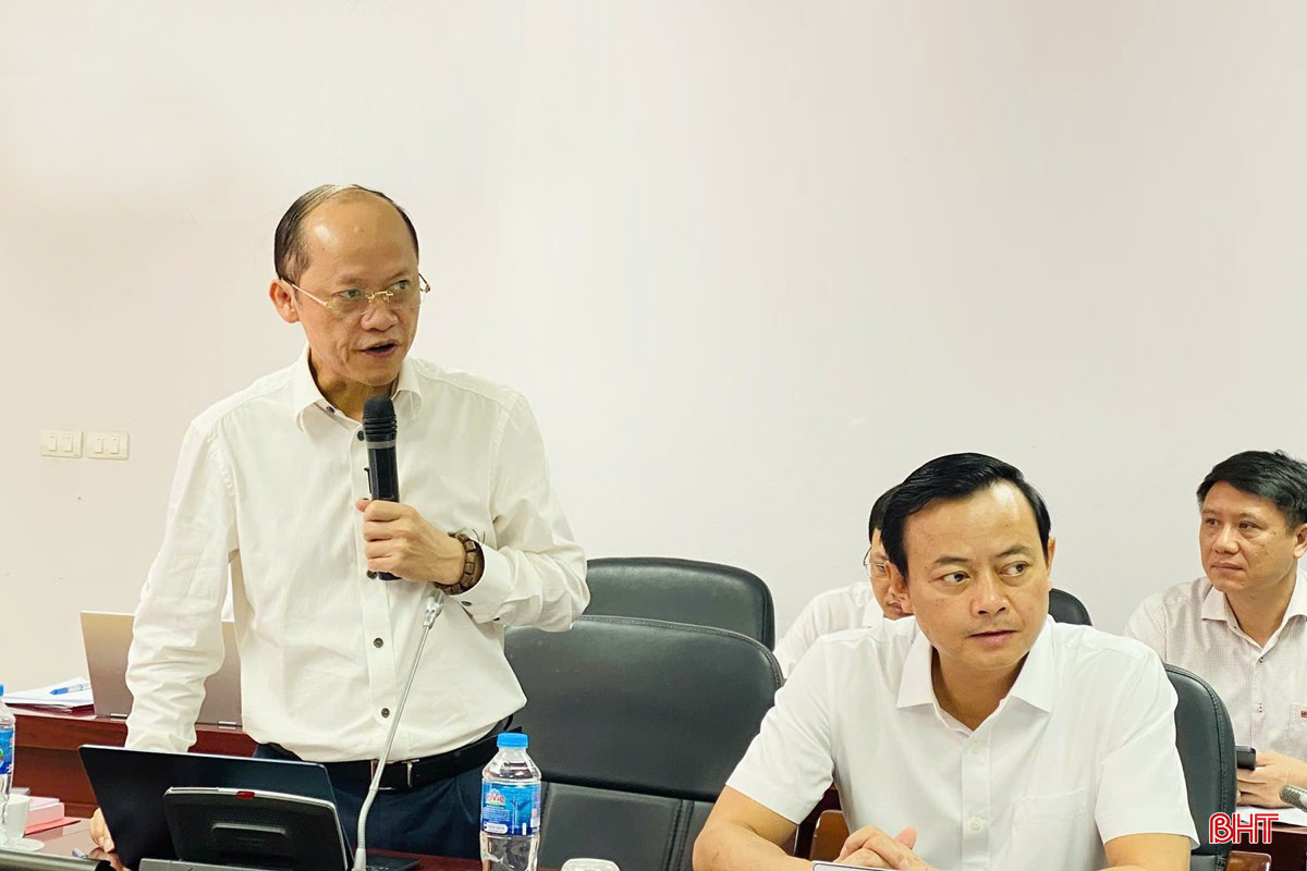 Phó Chủ tịch Thường trực UBND tỉnh Nguyễn Hồng Lĩnh báo cáo các nội dung tại hội nghị. bqbht_br_1000073100.jpg