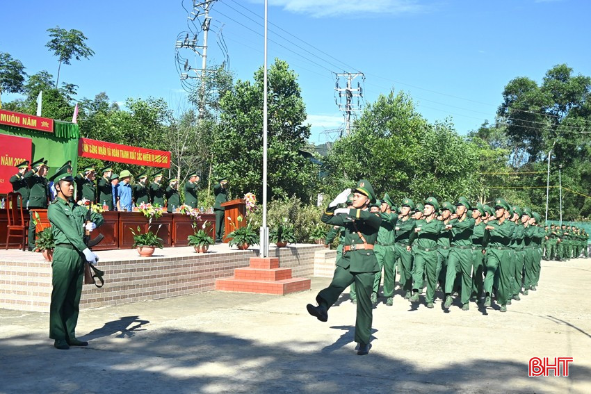 Chiến sĩ mới tham gia duyệt đội ngũ trong lễ tuyên thệ. bqbht_br_anh-7.jpg
