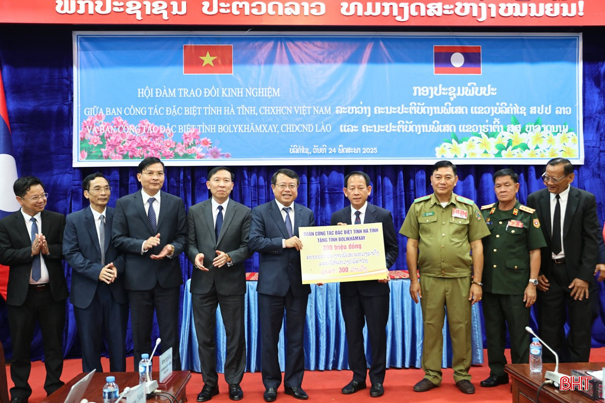 Phó Chủ tịch UBND tỉnh Dương Tất Thắng và đoàn công tác tỉnh Hà Tĩnh trao kinh phí hỗ trợ cho Ban Công tác đặc biệt Bolikhămxay. bqbht_br_8.jpg