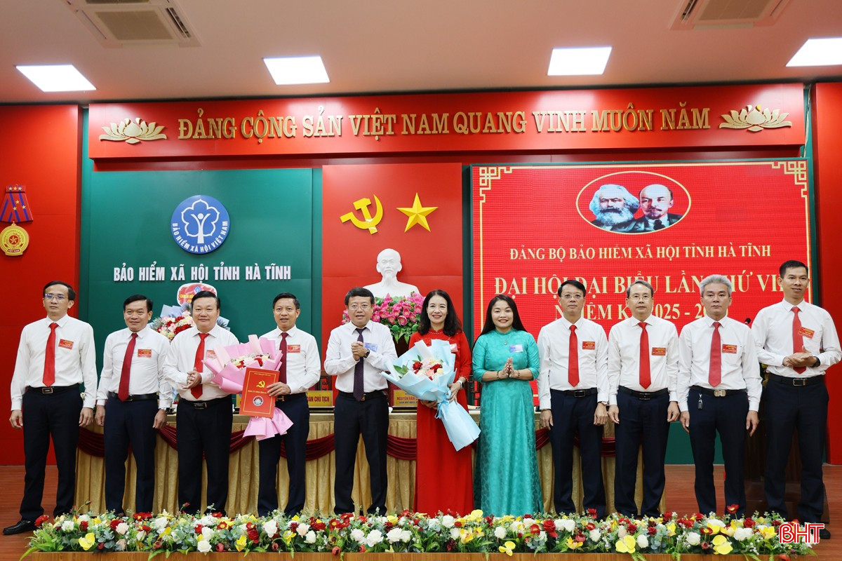 Lãnh đạo tỉnh tặng hoa chúc mừng BCH Đảng bộ nhiệm kỳ mới. bqbht_br_ra-mat-bch.jpg