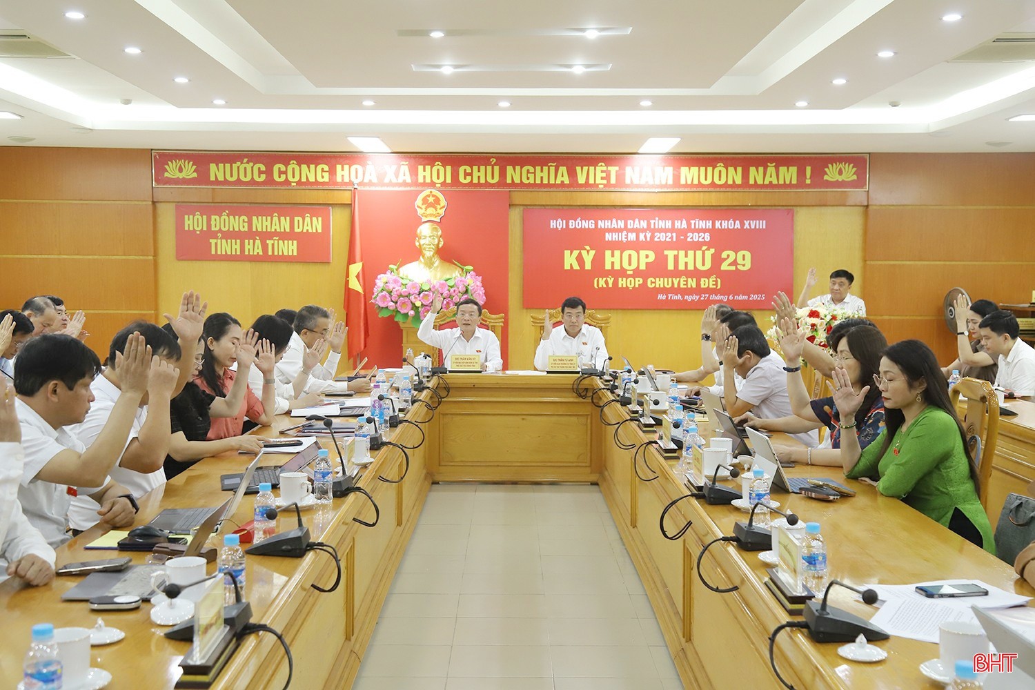 Các đại biểu HĐND tỉnh biểu quyết thông qua các dự thảo nghị quyết. hop-hdnd-tinh-ky-29.jpg