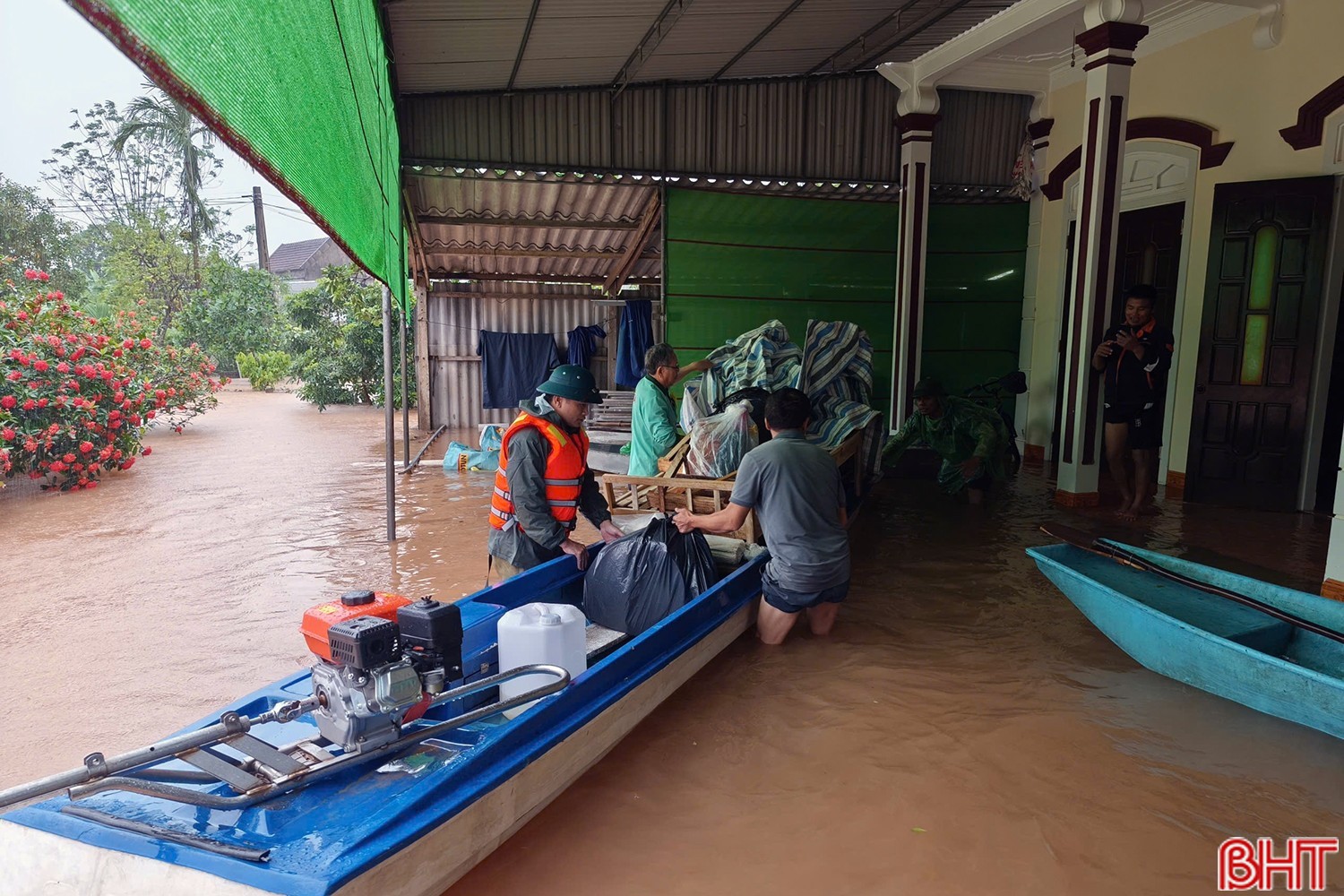 Tại thôn Ngụ Quế, xã Cẩm Bình, ông Phạm Văn Quế (SN 1954) qua đời lúc 7h30 sáng 1/11. Chính quyền xã đã huy động thuyền máy vận chuyển quan tài và đồ dùng cần thiết hỗ trợ gia đình lo hậu sự trong điều kiện ngập lụt. image-1.jpg