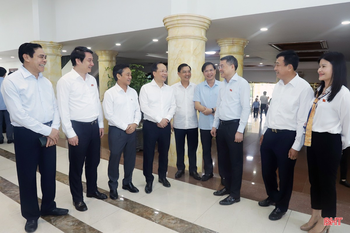 Các đại biểu trao đổi bên lề hội nghị. bqbht_br_img-7416.jpg