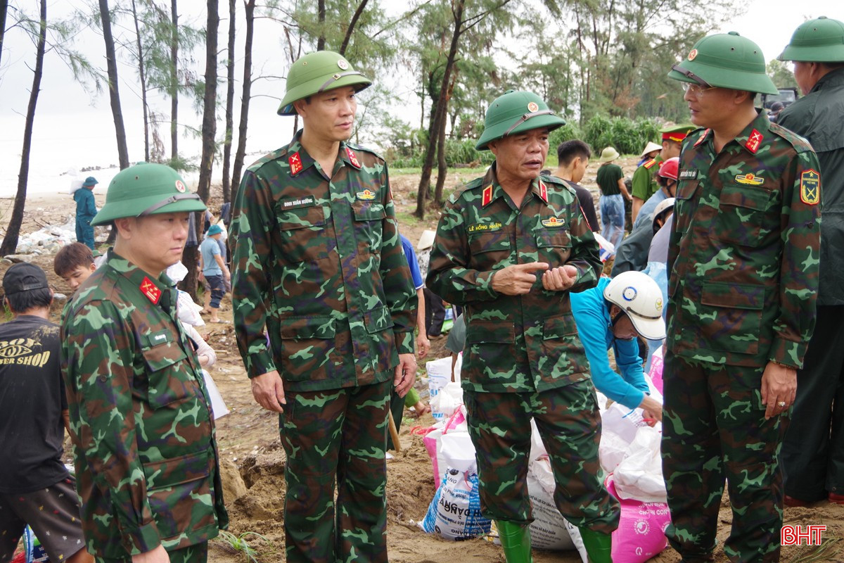 Đoàn công tác Bộ Tư lệnh Quân khu 4 kiểm tra gia cố đê Hội Thống ở xã Đan Hải. bqbht_br_4.jpg