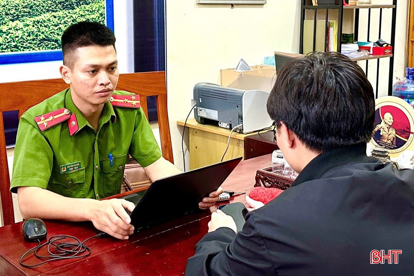 Cán bộ Công an thị trấn Phố Châu giải thích thủ đoạn của các đối tượng lừa đảo cho em H. bqbht_br_img-2866.jpg