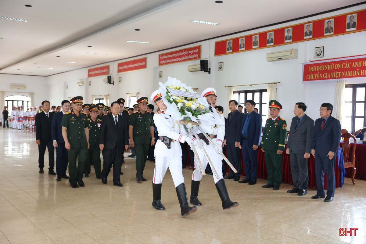 Đồng chí Sông Lảo Giông Nủ - Phó Bí thư Thành ủy, Trưởng Ban công tác đặc biệt Thủ đô Viêng Chăn dẫn đầu đoàn cấp ủy, chính quyền Thủ đô Viêng Chăn dâng hoa, dâng hương tưởng niệm. bqbht_br_5.jpg