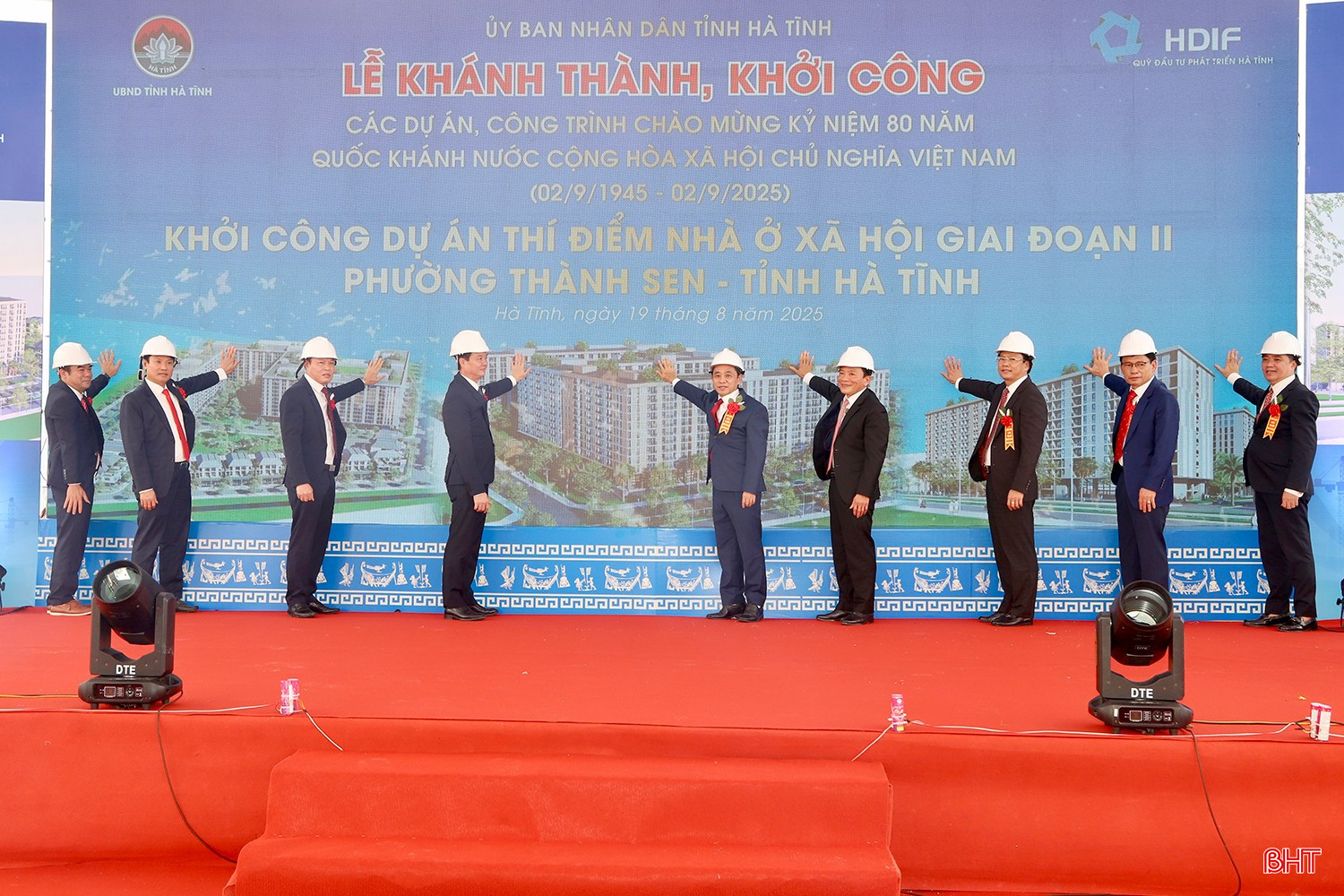 Phó Bí thư Thường trực Tỉnh ủy Trần Thế Dũng, Phó Chủ tịch UBND tỉnh Trần Báu Hà, Phó Chủ tịch HĐND tỉnh Trần Văn Kỳ và các đại biểu thực hiện nghi thức khởi công dự án. bqbht_br_img-1714-copy.jpg