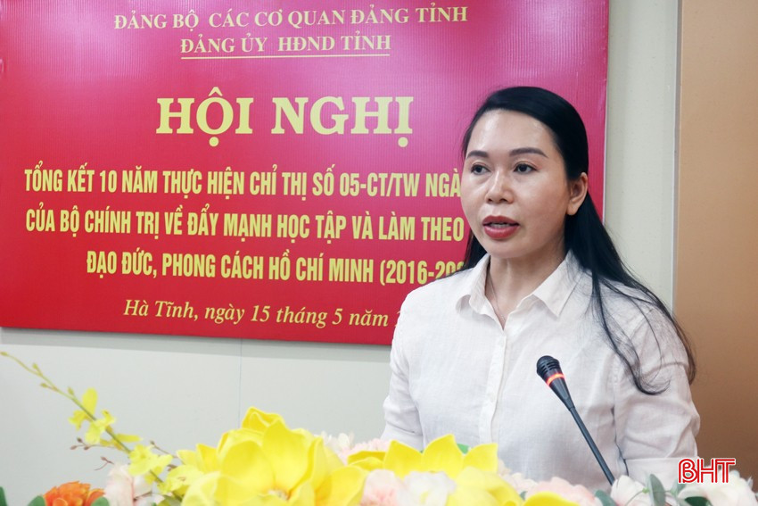 Đồng chí Đào Thị Anh Nga - Trưởng ban Văn hóa – Xã hội HĐND tỉnh báo cáo kết quả thực hiện Chỉ thị số 05-CT/TW của Đảng bộ HĐND tỉnh. bqbht_br_img-2480.jpg