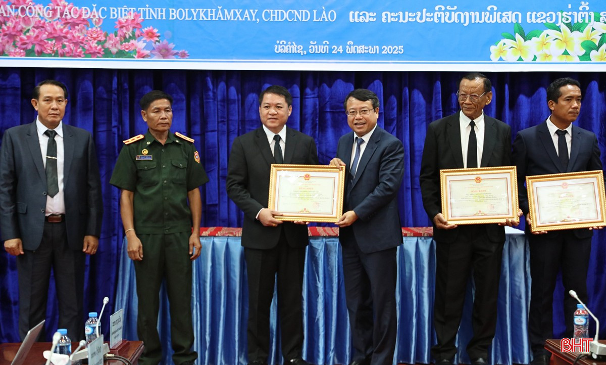 Phó Chủ tịch UBND tỉnh Dương Tất Thắng trao bằng khen của UBND tỉnh Hà Tĩnh cho các tập thể, cá nhân tại tỉnh Bolikhămxay có thành tích xuất sắc trong công tác phối hợp khảo sát, tìm kiếm, quy tập hài cốt liệt sỹ mùa khô năm 2024 – 2025. bqbht_br_6.jpg