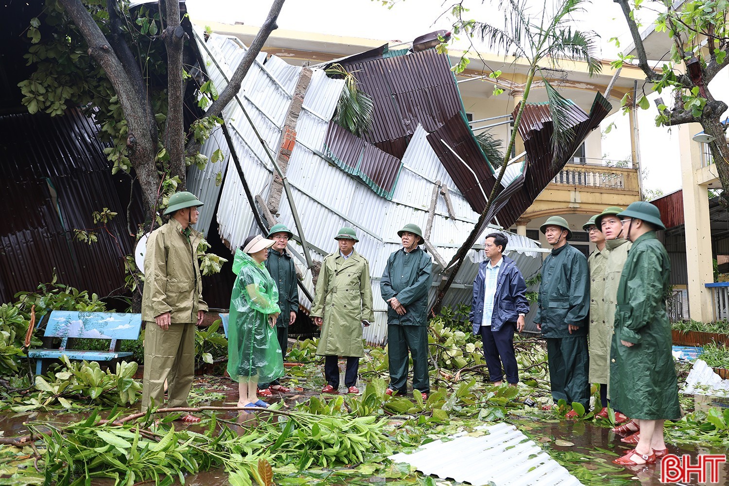 Chủ tịch UBND tỉnh Võ Trọng Hải kiểm tra, chỉ đạo khắc phục hậu quả sau bão tại Trường Tiểu học Đỉnh Bàn, xã Thạch Khê (ngày 26/8/2025). image-7306.jpg