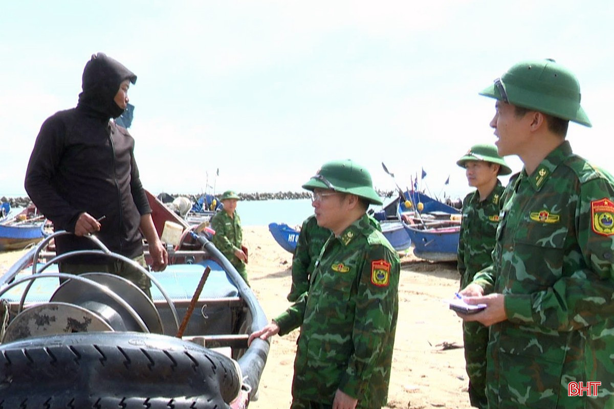 Lãnh đạo Ban Chỉ huy BĐBP tỉnh khuyến cáo ngư dân chủ động đảm bảo an toàn trước bão số 10. bqbht_br_6f433da8a06e2a30737f-1.jpg