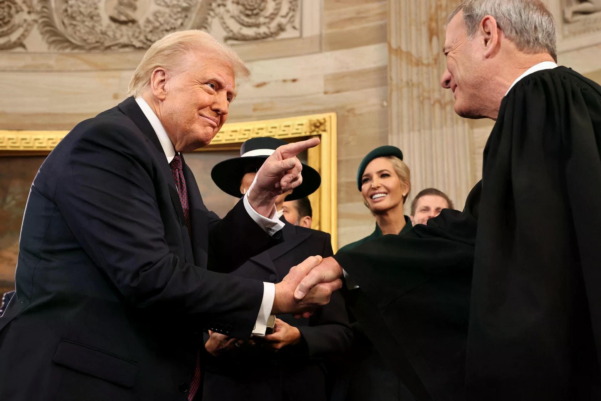 Chánh án John Roberts là người chủ trì buổi tuyên thệ cho ông Trump. Chánh án John Roberts là người chủ trì buổi tuyên thệ cho ông Trump.