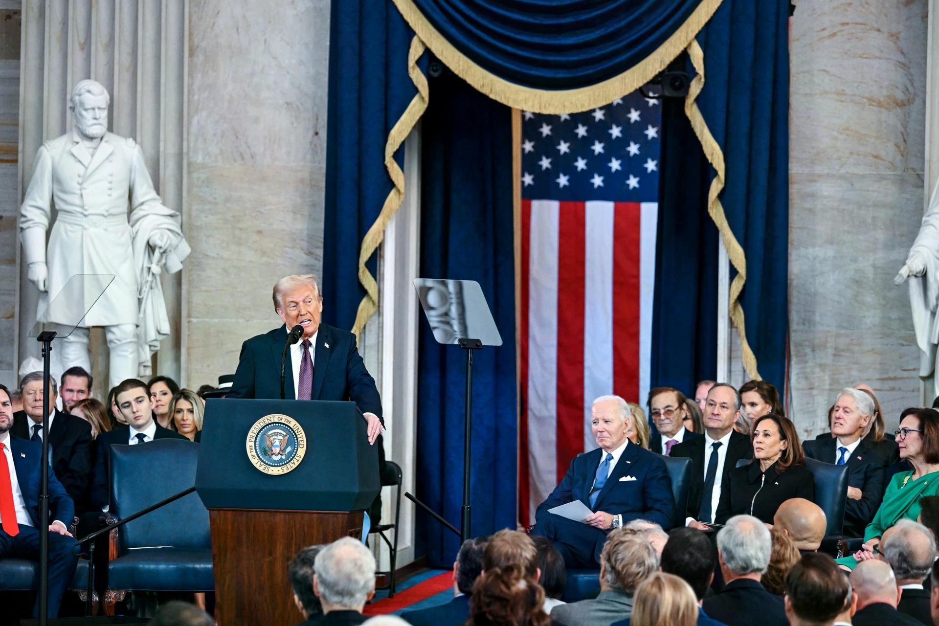 Ngay sau đó, ông Trump có bài phát biểu nhậm chức đề cập tới một loạt vấn đề. “Thời kỳ hoàng kim của nước Mỹ bắt đầu ngay bây giờ”, ông Trump tuyên bố khi bắt đầu bài nói dài 29 phút. Ngay sau đó, ông Trump có bài phát biểu nhậm chức đề cập tới một loạt vấn đề. “Thời kỳ hoàng kim của nước Mỹ bắt đầu ngay bây giờ”, ông Trump tuyên bố khi bắt đầu bài nói dài 29 phút.