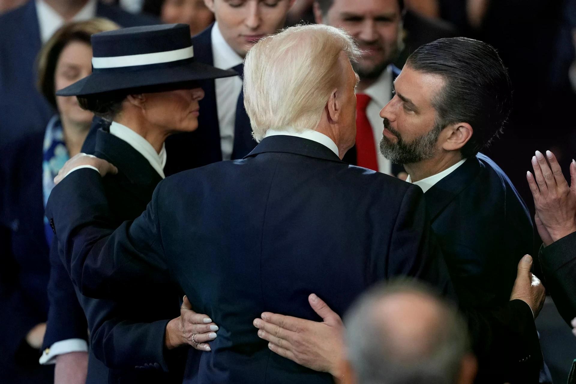 Theo New York Times, ở tuổi 78, ông Trump trở thành người lớn tuổi nhất từng nhậm chức tổng thống Mỹ, vượt qua ông Biden - kém ông Trump 5 tháng khi tuyên thệ 4 năm trước. Ngược lại, ông Vance - 40 tuổi - là phó tổng thống trẻ thứ 3 trong lịch sử Mỹ. Theo New York Times, ở tuổi 78, ông Trump trở thành người lớn tuổi nhất từng nhậm chức tổng thống Mỹ, vượt qua ông Biden - kém ông Trump 5 tháng khi tuyên thệ 4 năm trước. Ngược lại, ông Vance - 40 tuổi - là phó tổng thống trẻ thứ 3 trong lịch sử Mỹ.