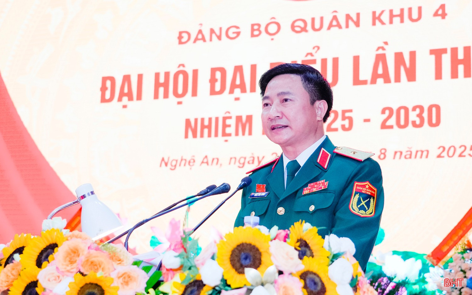 Thiếu tướng Đoàn Xuân Bường - Bí thư Đảng ủy, Chính ủy Quân khu 4 phát biểu khai mạc Đại hội. Ảnh: Phạm Bằng bqbht_br_bna-dsc8241.jpg