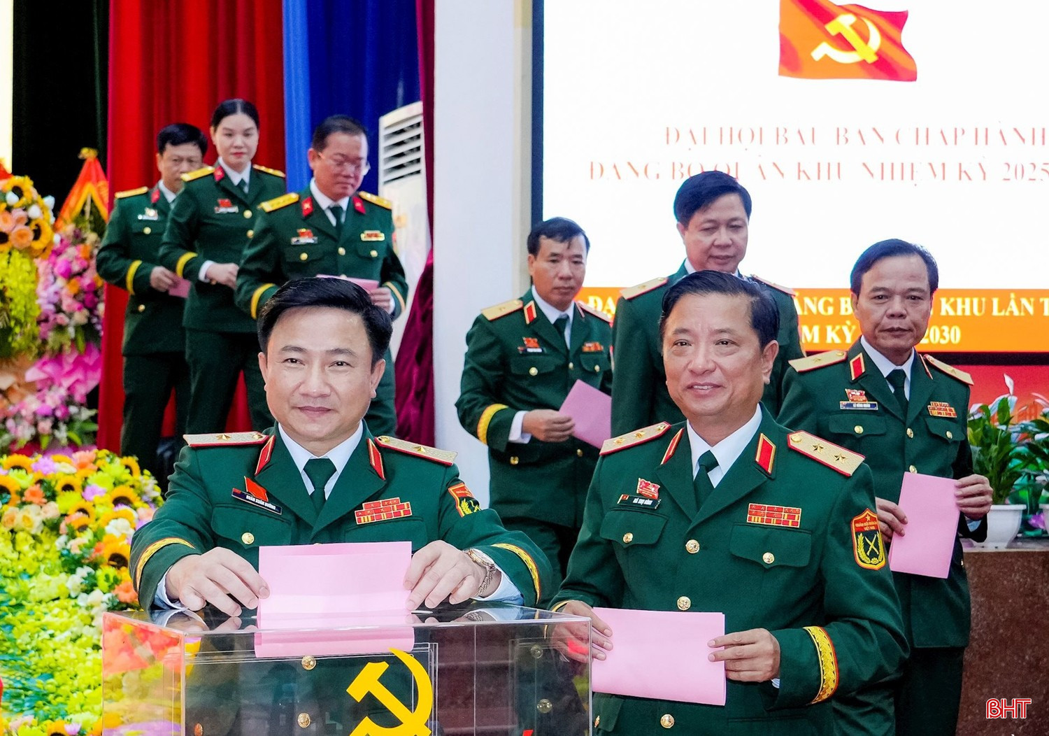 Đoàn chủ tịch bỏ phiếu bầu Ban Chấp hành Đảng bộ Quân khu nhiệm kỳ 2025-2030. Ảnh: Phạm Bằng bqbht_br_bna-dsc8600.jpg