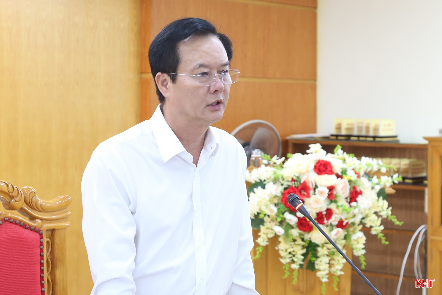 Phó Chủ tịch UBND tỉnh Trần Báu Hà phát biểu tại cuộc họp. bqbht_br_1.jpg