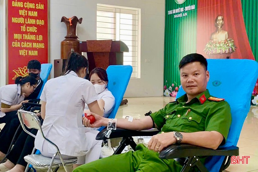 លោកវរសេនីយ៍ទោ Dong Xuan Tra អនុប្រធានប៉ូលិសឃុំ Co Dam បានទៅដល់មន្ទីរពេទ្យទូទៅ Nghe An ដើម្បីបរិច្ចាគឈាមជួយសង្គ្រោះជីវិត។ bqbht_br_dong-chi-tra-co-mat-tai-benh-vien-de-hien-mau-cap-cuu-benh-nhan.jpg