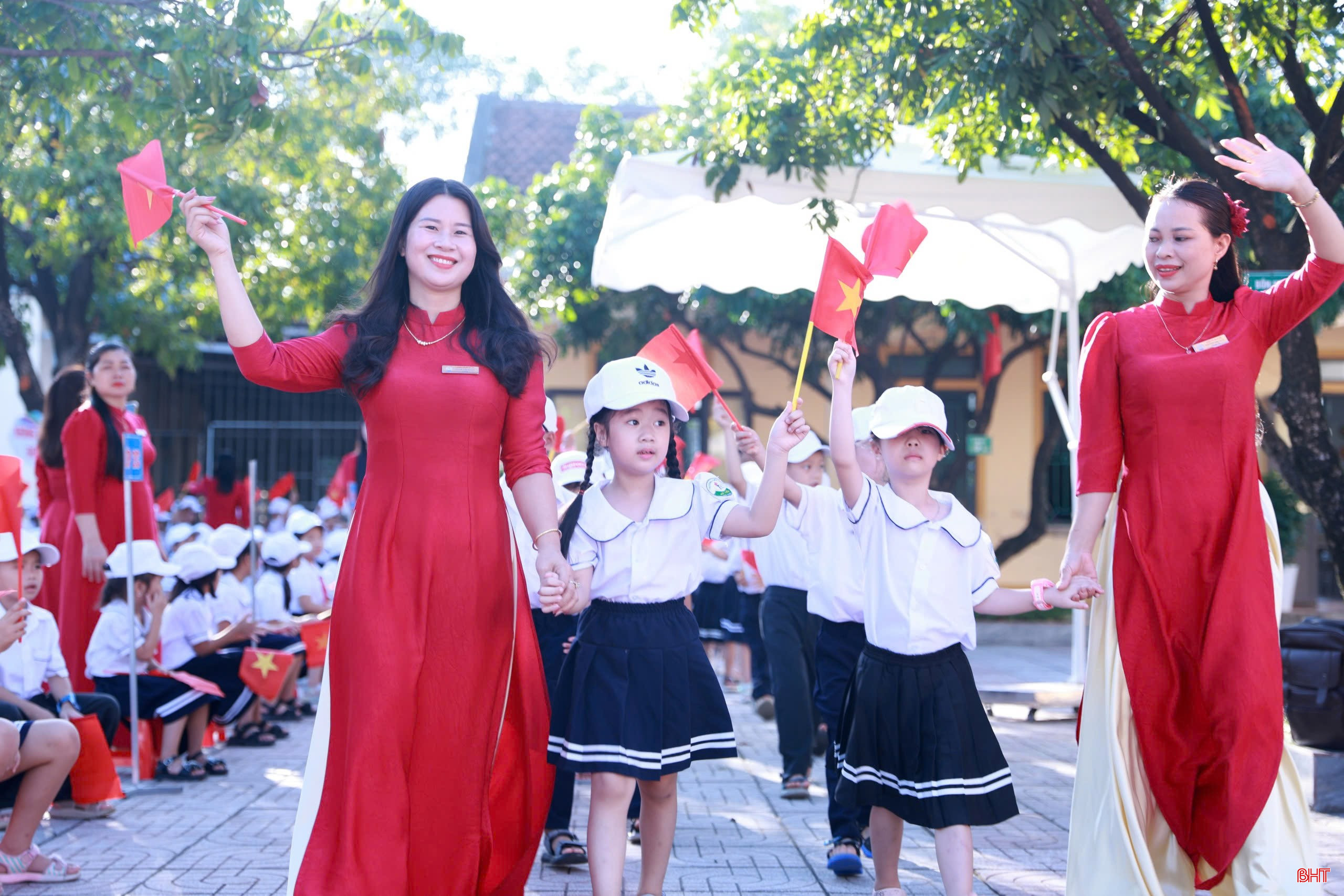 Cô trò Trường Tiểu học Kỳ Liên (phường Hoành Sơn) ngày khai giảng. bqbht_br_88d685ed36ddbd83e4cc.jpg
