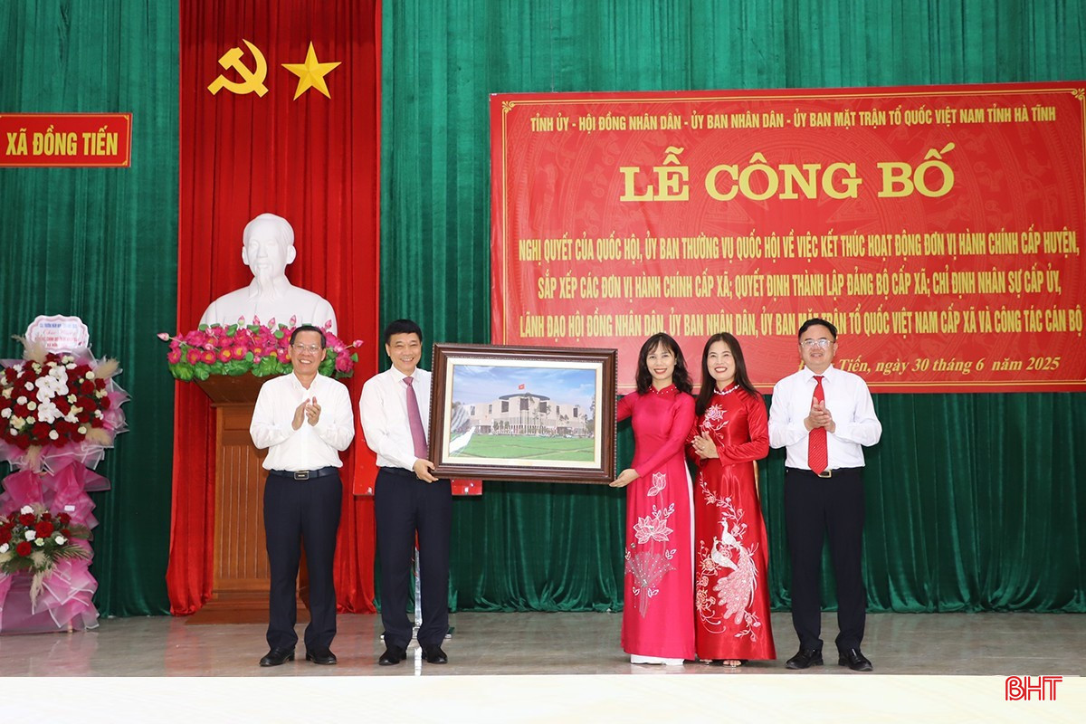 Phó Chủ tịch Quốc hội Vũ Hồng Thanh tặng tranh lưu niệm cho lãnh đạo xã Đồng Tiến. bqbht_br_7.jpg
