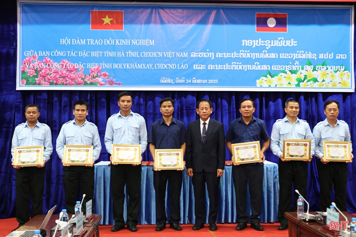 Phó Tỉnh trưởng Khăm Ven Păn Nha Nụ Vông trao bằng khen của tỉnh Bolikhămxay cho các tập thể, cá nhân tỉnh Hà Tĩnh có thành tích xuất sắc trong công tác phối hợp khảo sát, tìm kiếm, quy tập hài cốt liệt sỹ mùa khô năm 2024 – 2025. bqbht_br_7.jpg