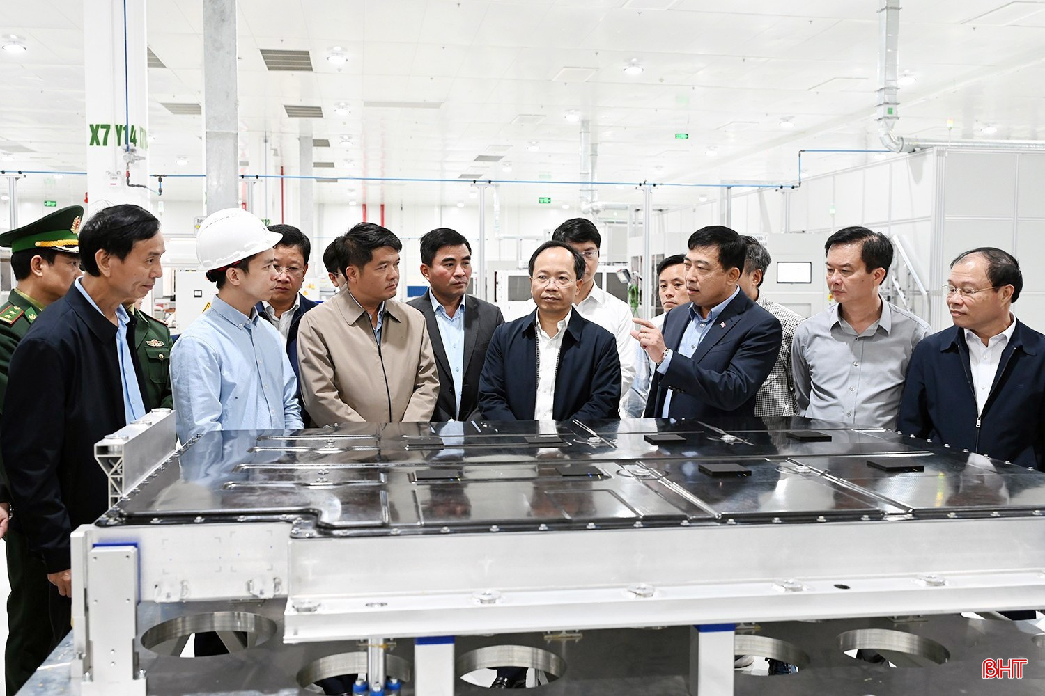 Bí thư Tỉnh ủy Nguyễn Duy Lâm và đoàn công tác kiểm tra sản xuất tại Nhà máy Sản xuất Pin Vines (tháng 3/2025). bqbht_br_image-2-1116.jpg