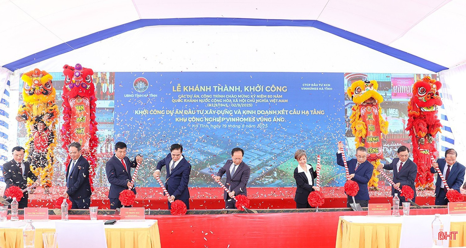 Bí thư Tỉnh ủy Nguyễn Duy Lâm, Chủ tịch UBND tỉnh Võ Trọng Hải và các đại biểu thực hiện nghi thức khởi công dự án Đầu tư xây dựng và kinh doanh kết cấu hạ tầng Khu công nghiệp Vinhomes Vũng Áng. bqbht_br_image-5.jpg