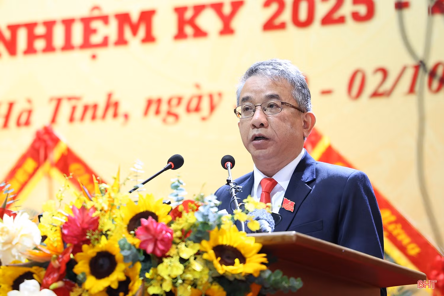 Đồng chí Hà Văn Trọng - Chủ nhiệm UBKT Tỉnh ủy, Trưởng ban Thẩm tra tư cách đại biểu báo cáo kết quả thẩm tra tư cách đại biểu dự Đại hội.