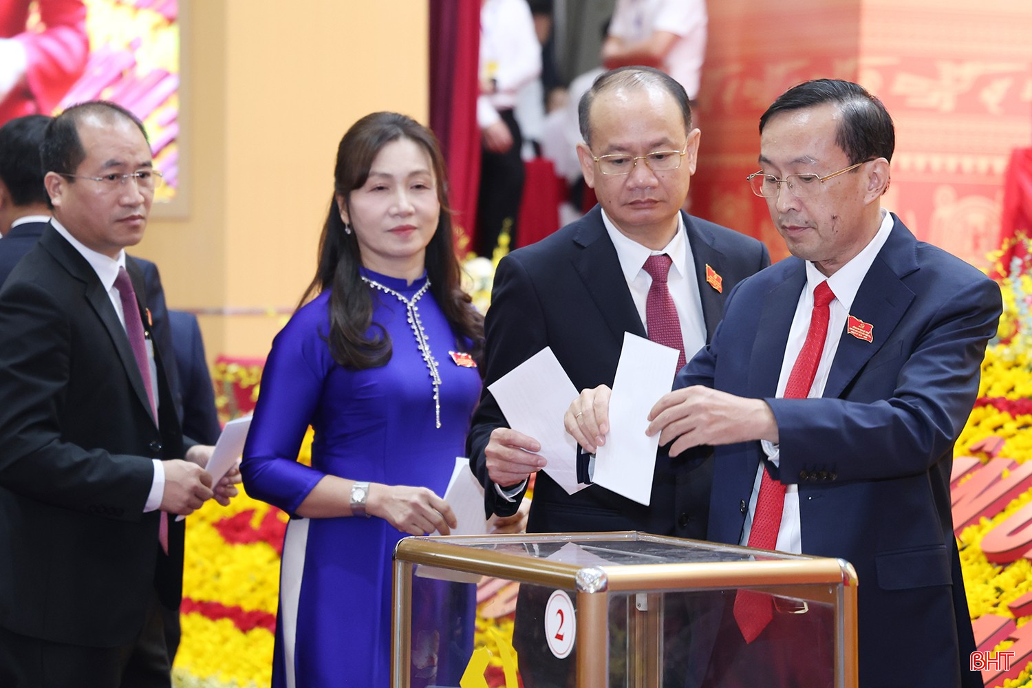 Các đại biểu bỏ phiếu bầu Ban Chấp hành nhiệm kỳ mới. bqbht_br_sep-dong-bo-phieu.jpg