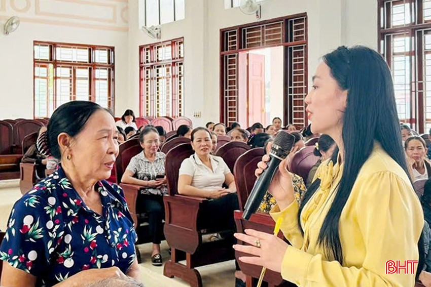 Cán bộ Hội LHPN tỉnh trao đổi, hướng dẫn người dân thực hiện gia đình nông thôn mới kiểu mẫu - 5 có. bqbht_br_z6516546933588-4405f261d81d9d012682bd875eb8bfcc.jpg