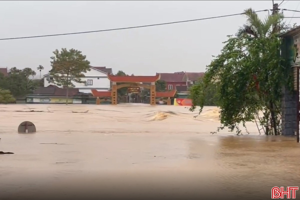 Cầu tràn Phố Giang nước lên nhanh, nhiều hộ dân sinh sống gần sông, nước đã dâng vào nhà. image-2.jpg