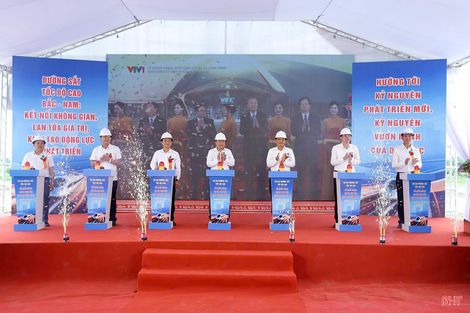 Phó Chủ tịch UBND tỉnh Dương Tất Thắng, Chủ tịch Ủy ban MTTQ tỉnh Trần Nhật Tân và các đại biểu thực hiện nghi thức khởi công dự án. bqbht_br_1a79f4c5261cae42f70d.jpg