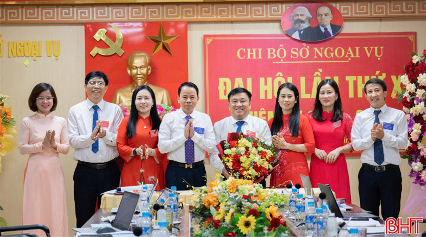 Đồng chí Lê Minh Đạo tặng hoa chúc mừng BCH Chi bộ Sở Ngoại vụ nhiệm kỳ 2025 - 2030. snvdone6.png